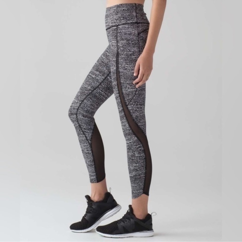 Lululemon “pace perfect” 28” inseam 7/8 tight air time white black abstract
